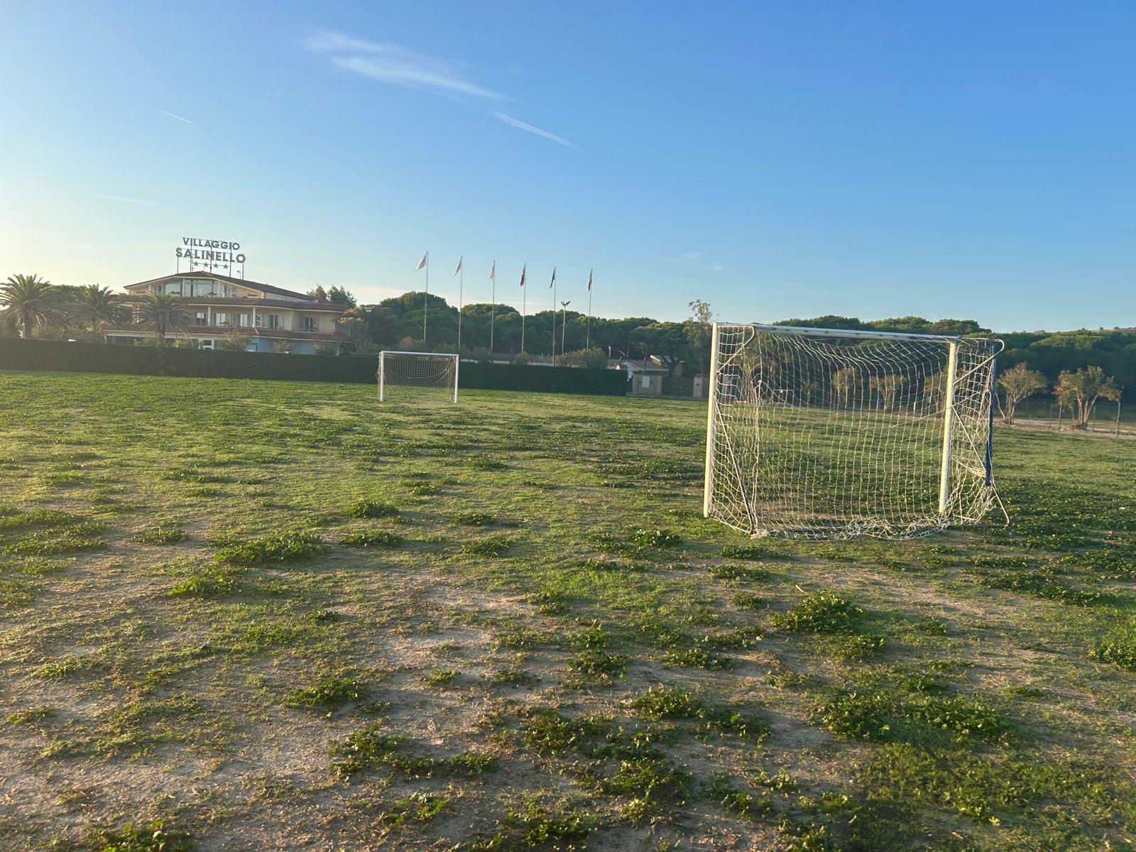 Tortoreto, porte da calcio collocate nel campo di piane a mare ...