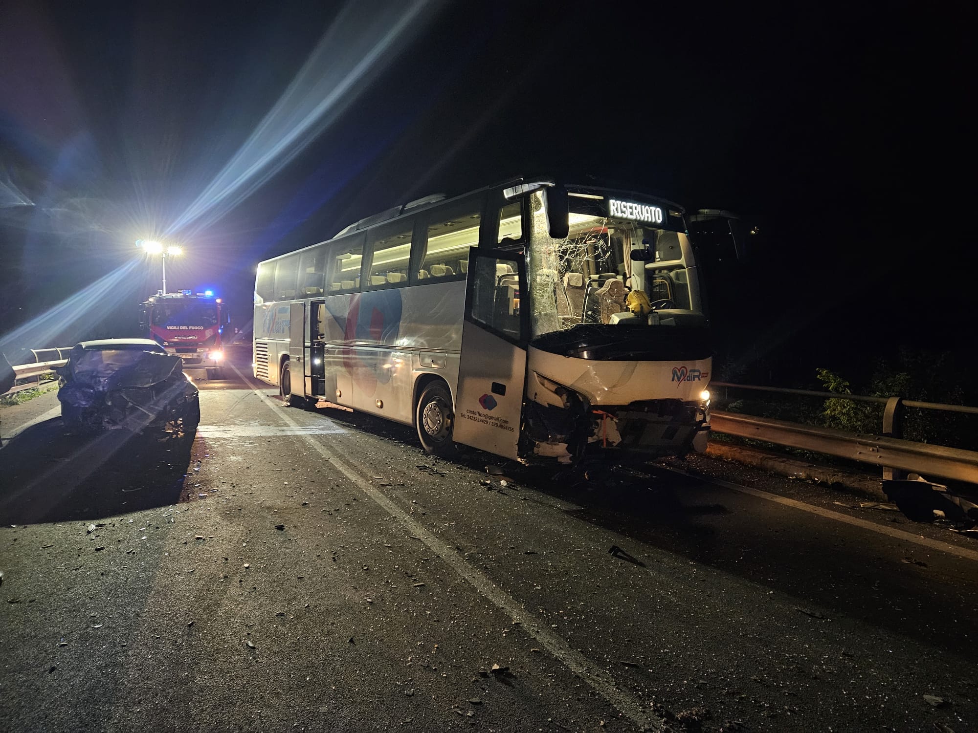 Incidente tra due auto e bus di anziani di ritorno dal Papa - Notizie ...